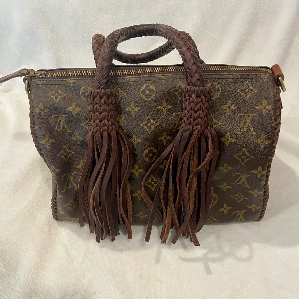 Authentic Louis Vuitton tote, leather in great condition, clean inside/out.